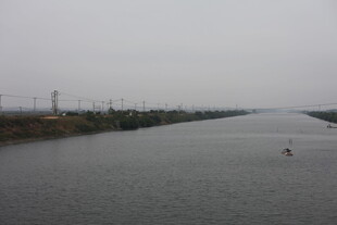 宽阔河道上的孤舟景象