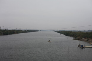 宽阔河面与水上船只景象