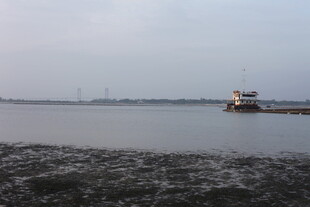 河畔船只静立的开阔景象