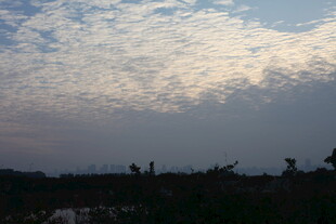黄昏时分的天空与田野