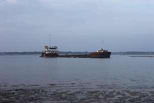 海上货船在平静水域航行