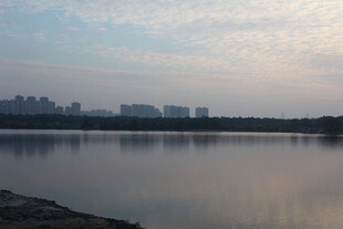 湖畔城市黄昏美景