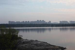 湖畔城市风光