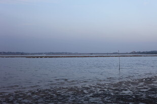 海边暮色下的宁静水域