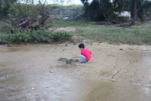 小孩泥地玩耍的欢乐瞬间