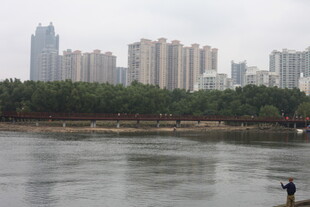 河畔城市风光独钓者身影