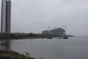 城市滨水景观远景画面