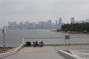 江边城市景观与停放摩托