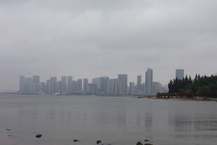 湖畔城市天际线景观