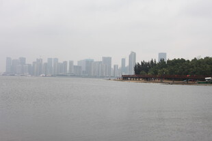 江边城市景观远景