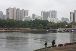 河畔垂钓者与城市景观