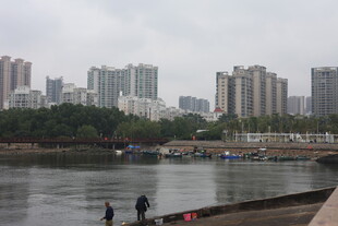 河畔城市风光两人岸边漫步