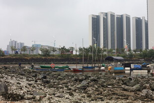 城市边的杂乱废弃场地