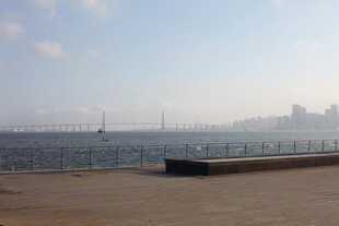 海滨城市景观远眺