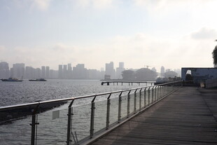 江边护栏旁的城市远景