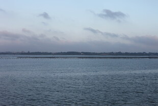 黄昏下的宁静湖面