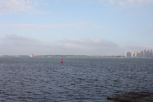 海上风光远眺城市天际线