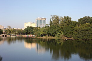 湖畔城市风光静谧美好