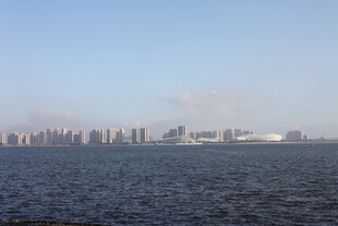 海滨城市远景风光