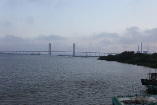 海上大桥与岸边景致