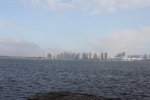 海滨城市天际线景观