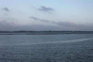 黄昏下的宁静海面