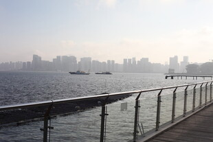 海滨城市风光临水栈道
