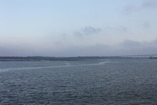 平静海面天际朦胧景象