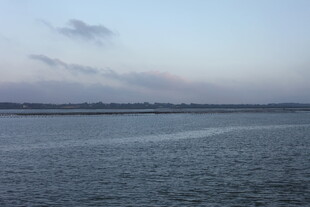 黄昏下的宁静海面