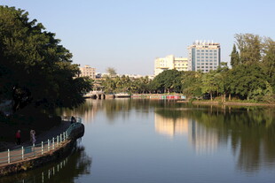 湖畔城市风光美景