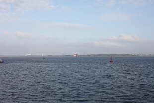 广阔海面与远处天际线