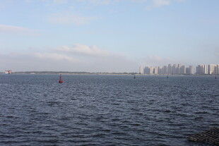 海上远眺城市天际线