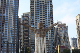 城市中张开双臂的雕塑