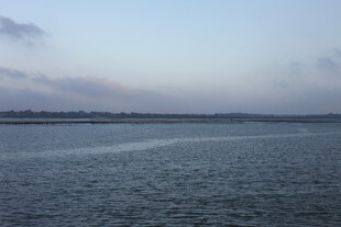 宁静湖面与远处天际线