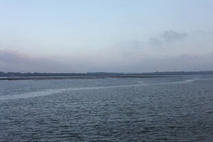 宁静海面的黄昏景致