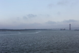 海上远景与桥梁景观