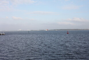 广阔海面与远处天际线