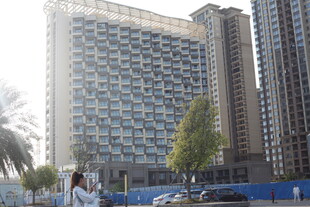 城市中高楼林立的景象