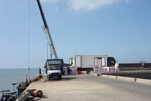 港口码头的工程作业场景