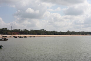 宁静湖畔的船只与远树