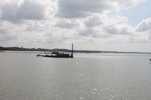 江面上的船只与开阔水域