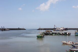 宁静港湾中的停泊船只