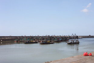 宁静渔港码头停泊景象