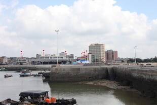 港口景象船只停泊于岸边