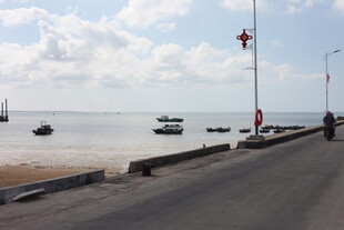 海滨公路旁的宁静海面