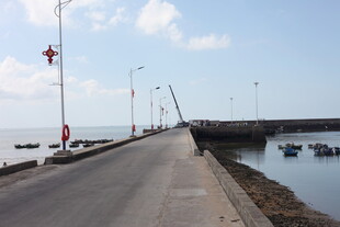 海边长堤与停泊船只