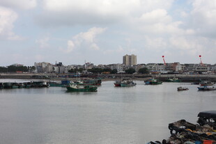 河畔城市景观船只停泊