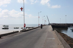 海边长堤宁静的道路风景
