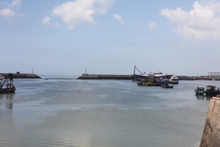 海边停泊的船只景观