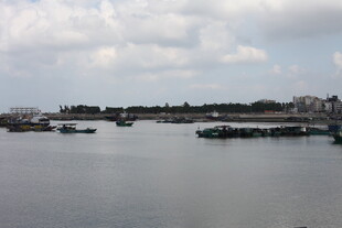 河畔停泊船只的宁静景象